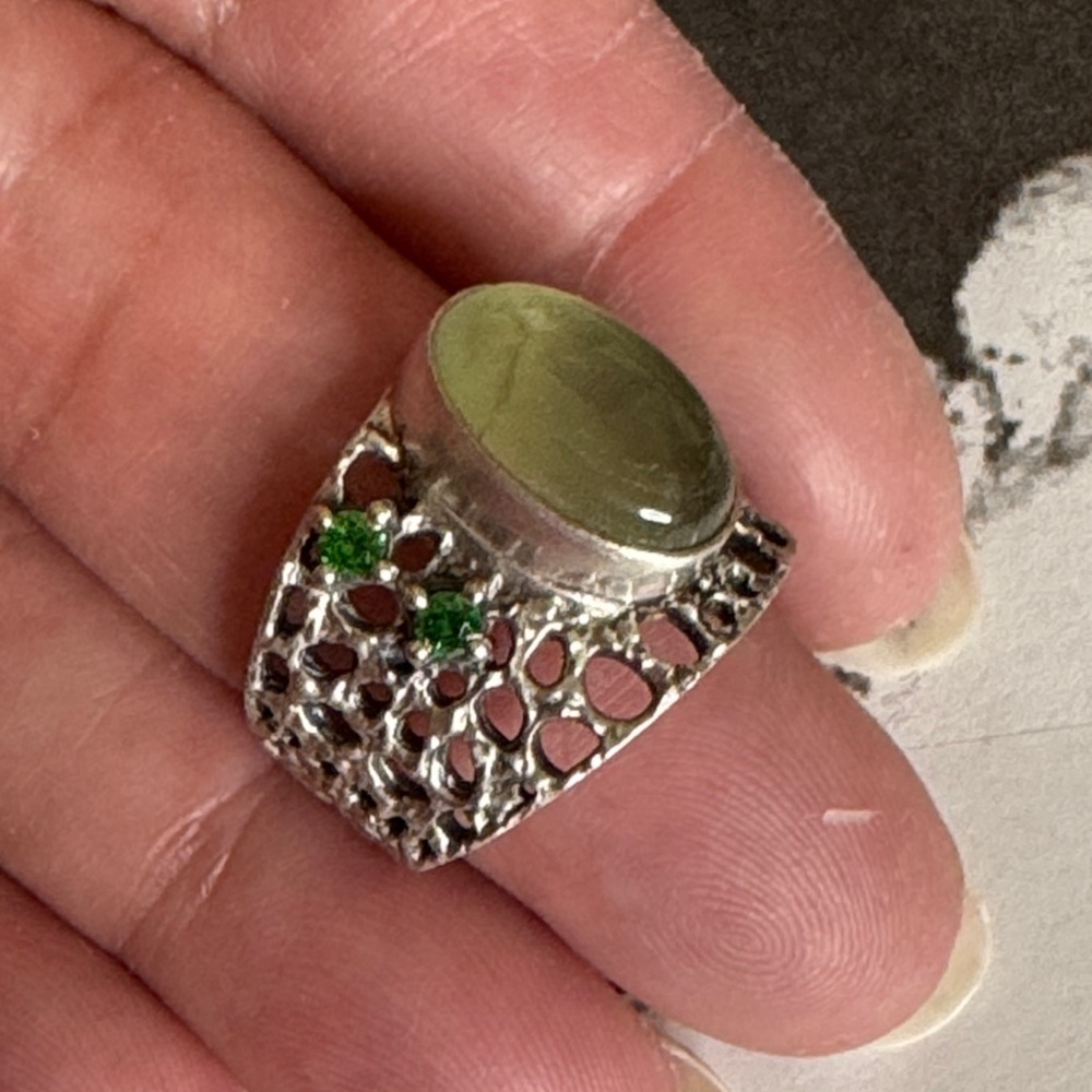 Elegant Silver Ring with praline Green Gemstone - Picture 3 of 6